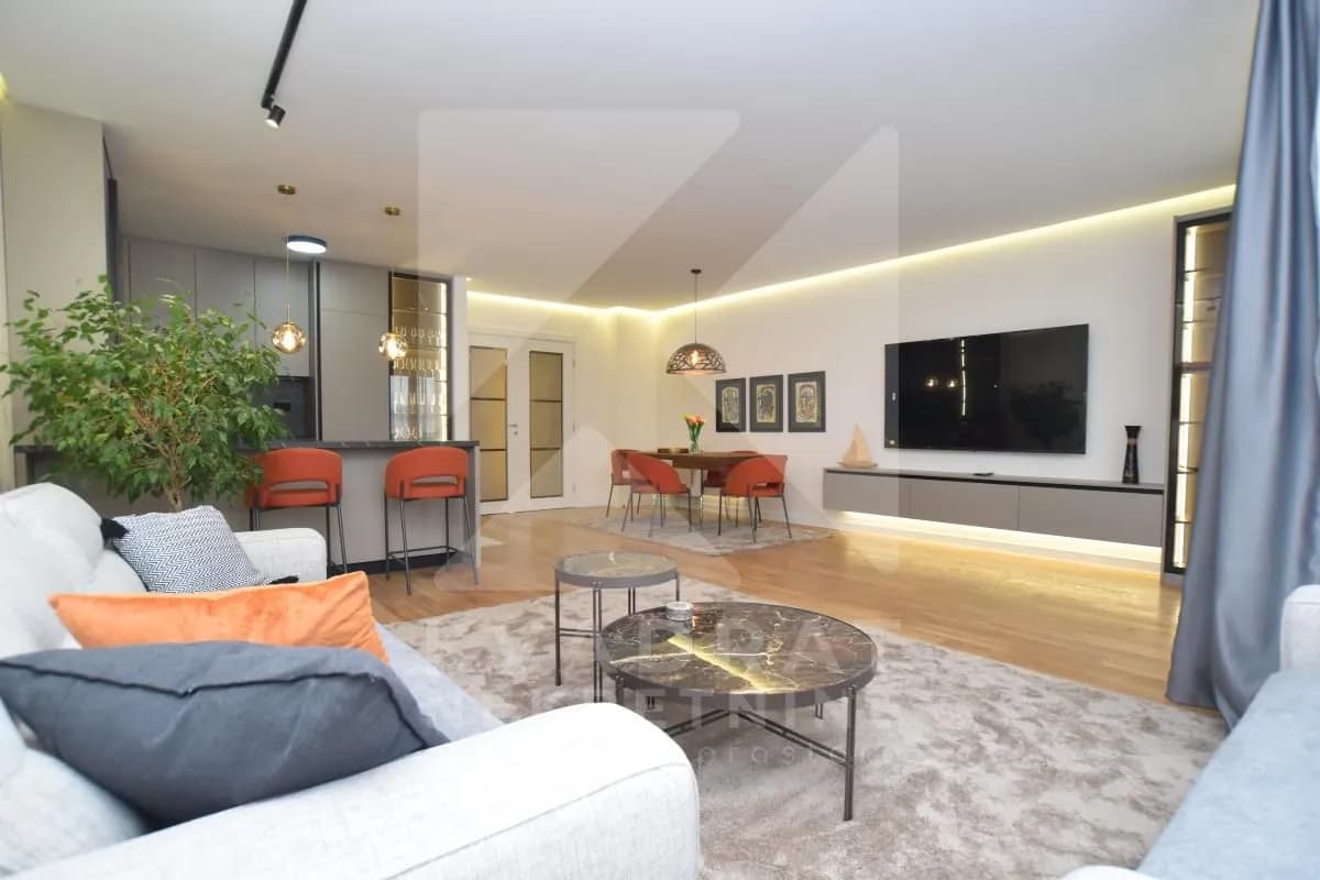 Izdavanje, dvosoban stan, 108m², Central Point, Podgorica