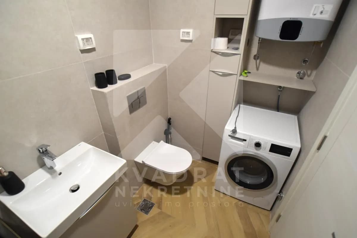 Izdavanje, dvosoban stan, 108m², Central Point, Podgorica