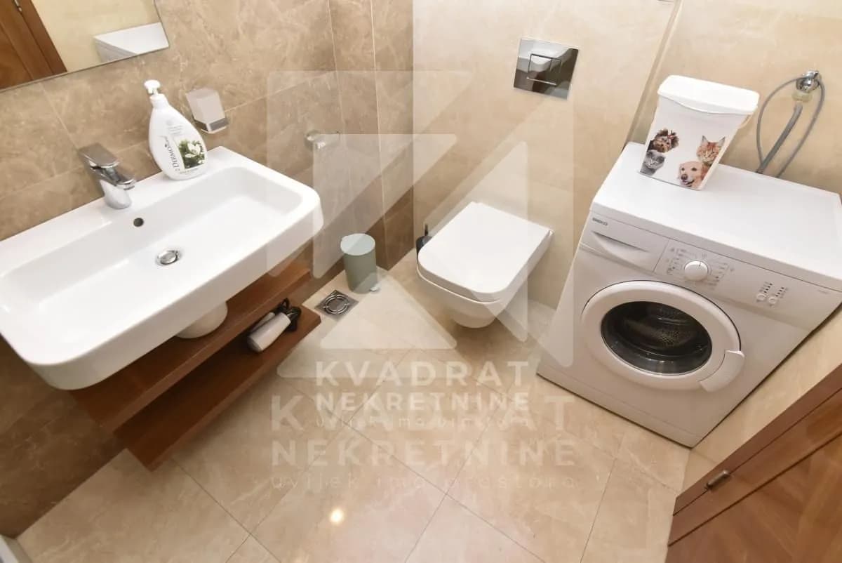 Izdavanje, dvosoban stan, 64m², Centar, Podgorica