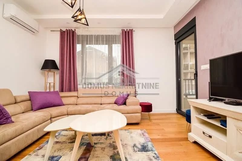 Izdavanje, dvosoban stan, 65m², Blok 9, Podgorica