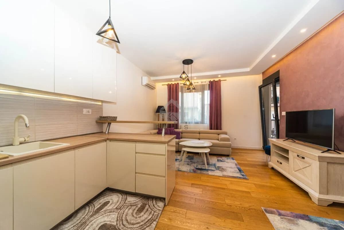 Izdavanje, dvosoban stan, 65m², Blok 9, Podgorica