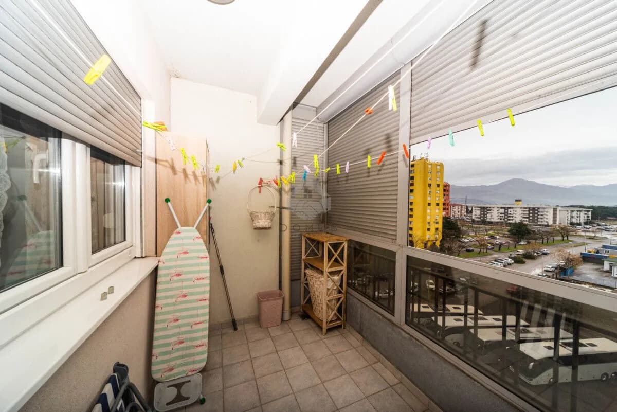 Izdavanje, dvosoban stan, 68m², Pobrežje, Podgorica