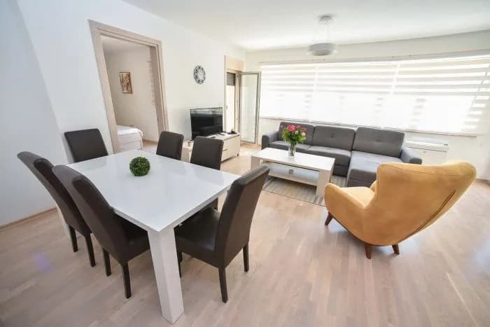 Izdavanje, dvosoban stan, 74m², Centar, Budva