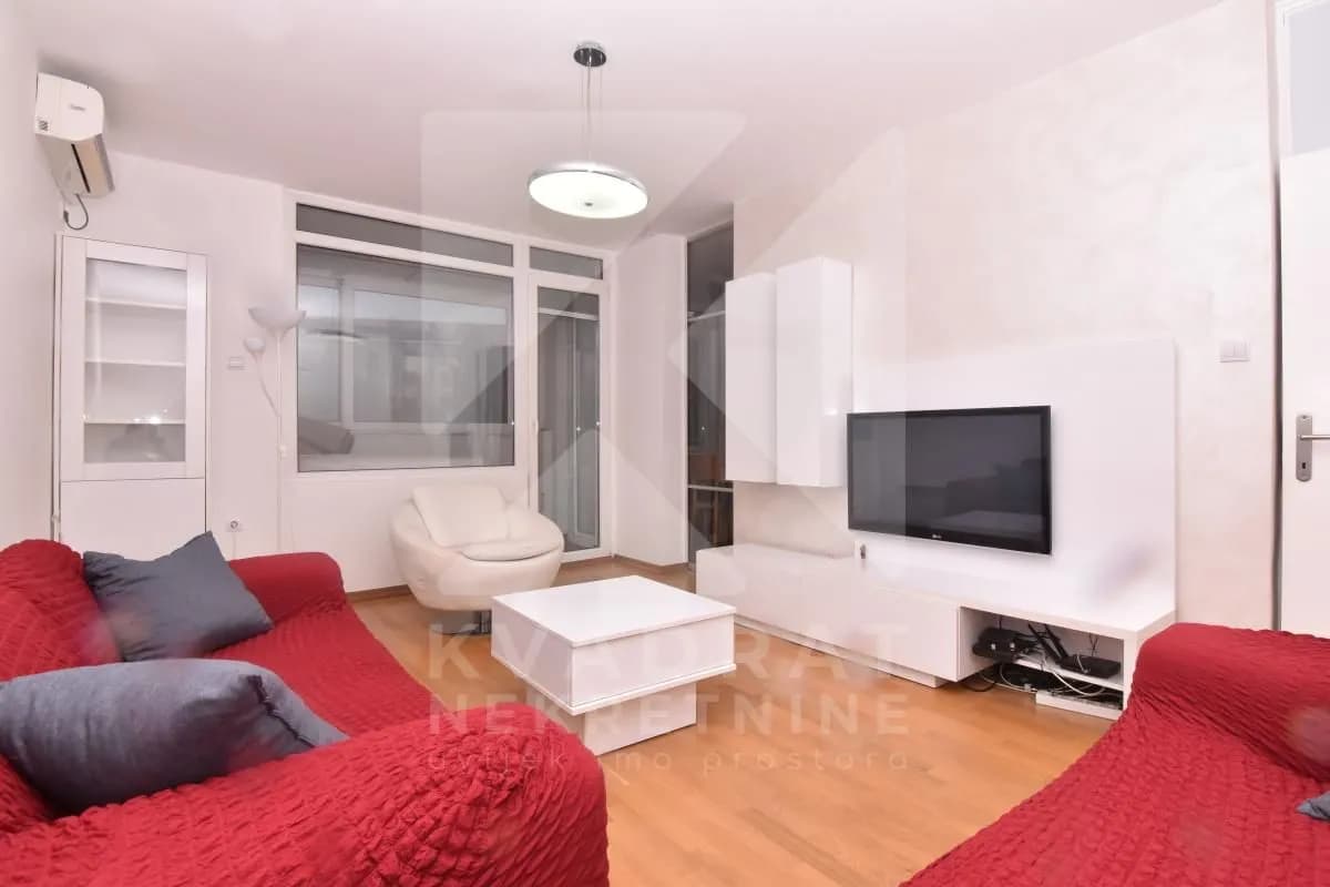 Izdavanje, dvosoban stan, 76m², Blok 6, Podgorica