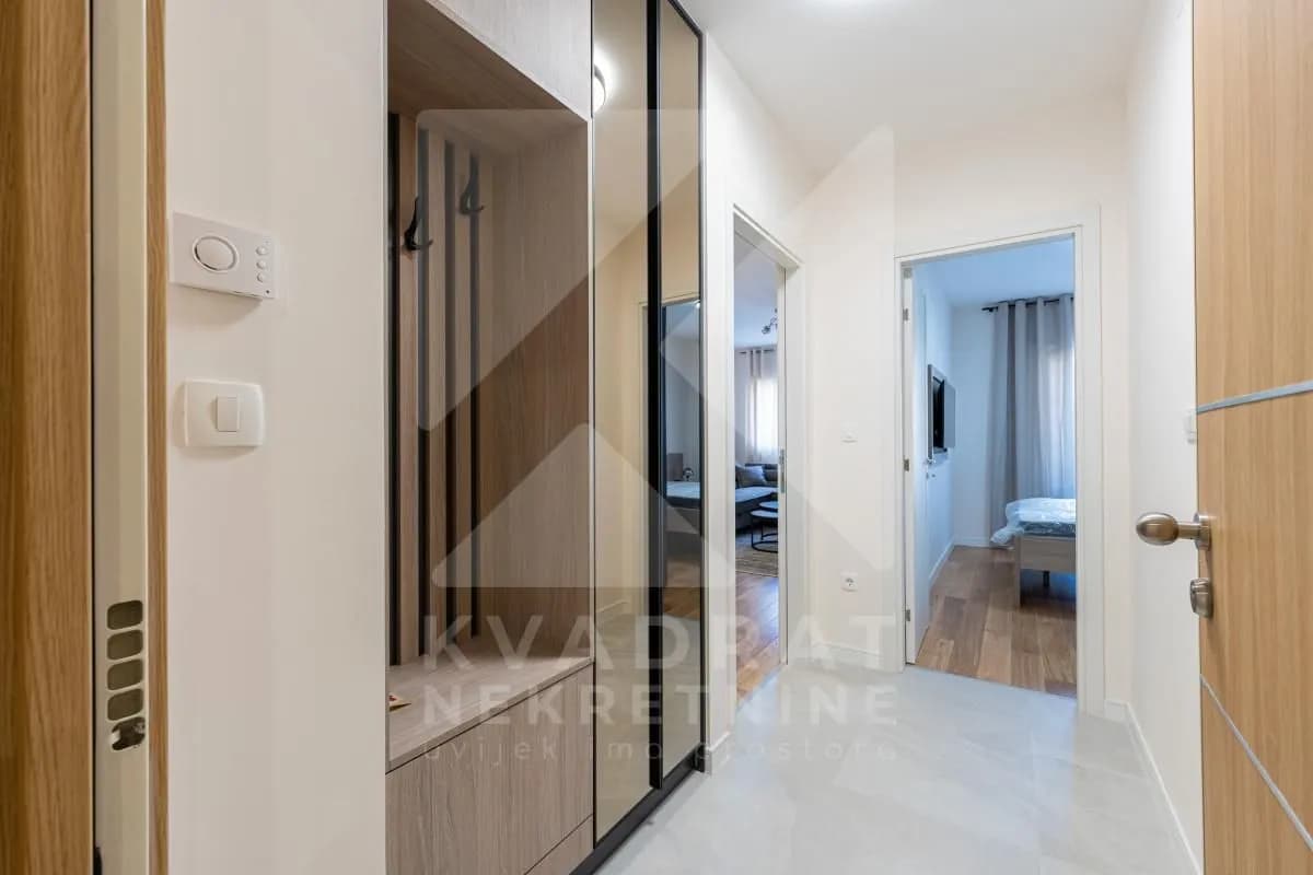 Izdavanje, jednosoban stan, 47m², Central Point, Podgorica