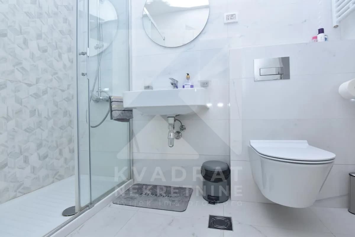 Izdavanje, jednosoban stan, 49m², Central Point, Podgorica