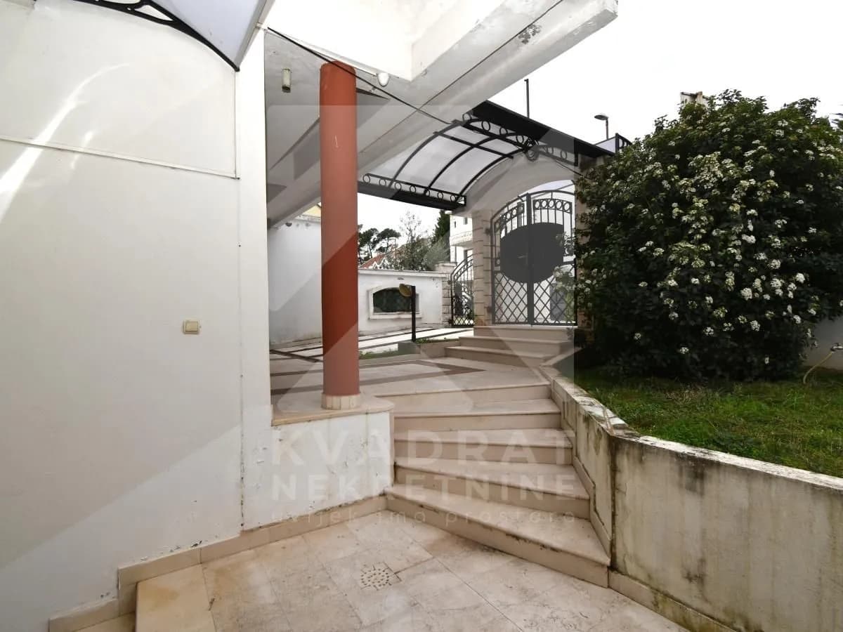 Izdavanje, kuća, 300m², Gorica C, Podgorica