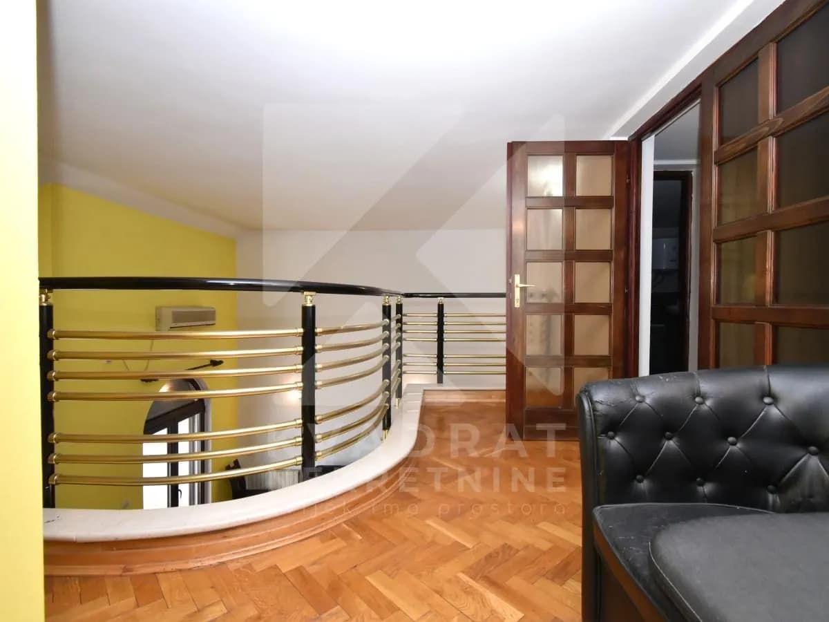 Izdavanje, kuća, 300m², Gorica C, Podgorica