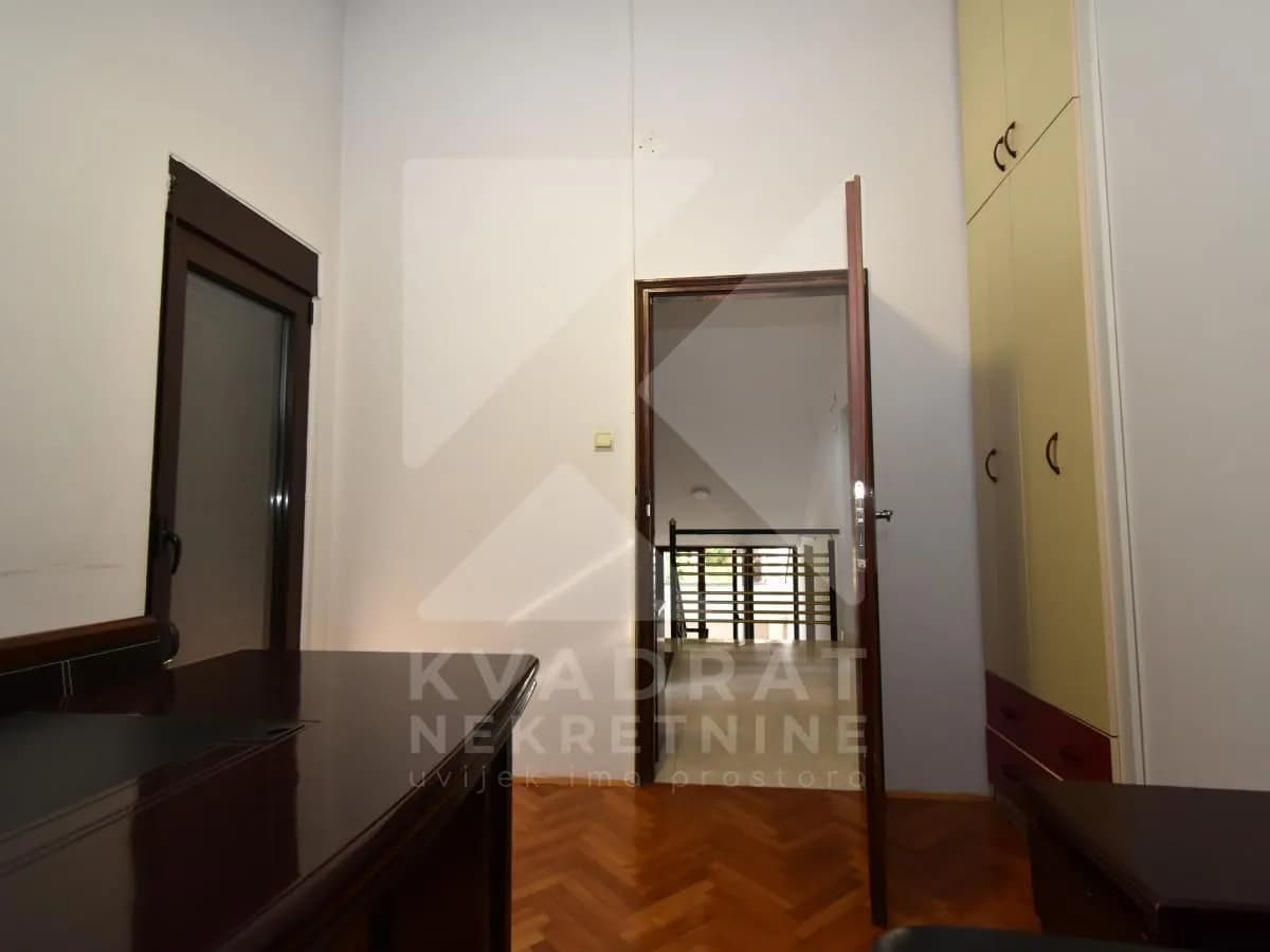 Izdavanje, kuća, 300m², Gorica C, Podgorica