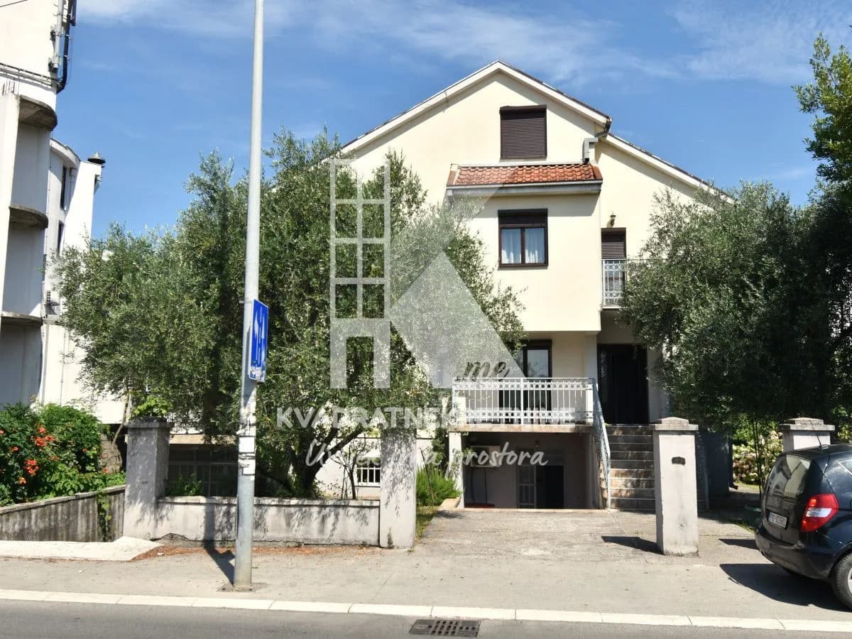 Izdavanje, kuća, 360m², Masline, Podgorica