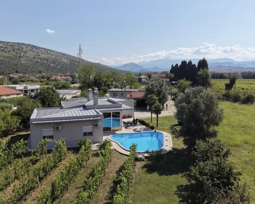 IZDAVANJE – Luksuzna kuća (250m2), Podgorica, Tološi – 2.500€
