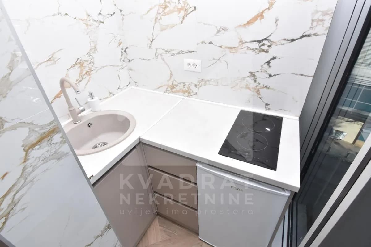 Izdavanje, poslovni prostor, 185m², Centar, Podgorica