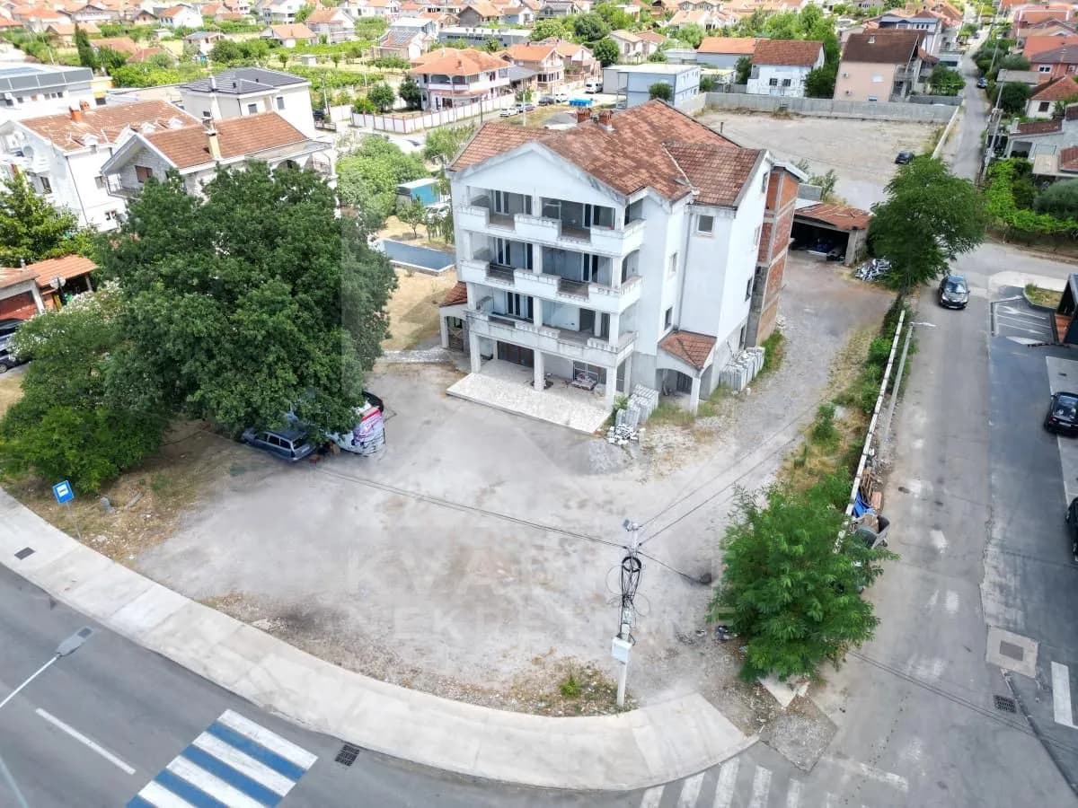 Izdavanje, poslovni prostor, 300m², Gornja Gorica, Podgorica