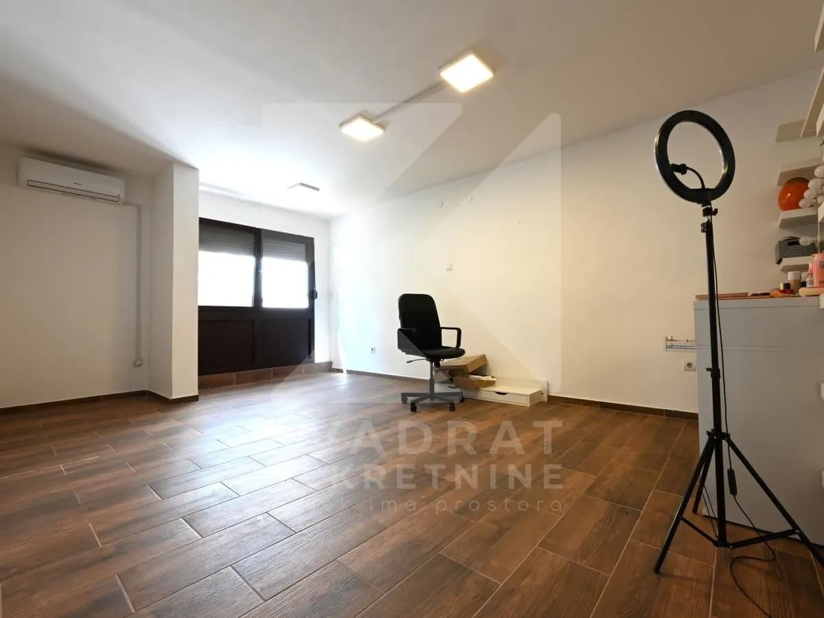 Izdavanje, poslovni prostor, 80m², Blok 5, Podgorica