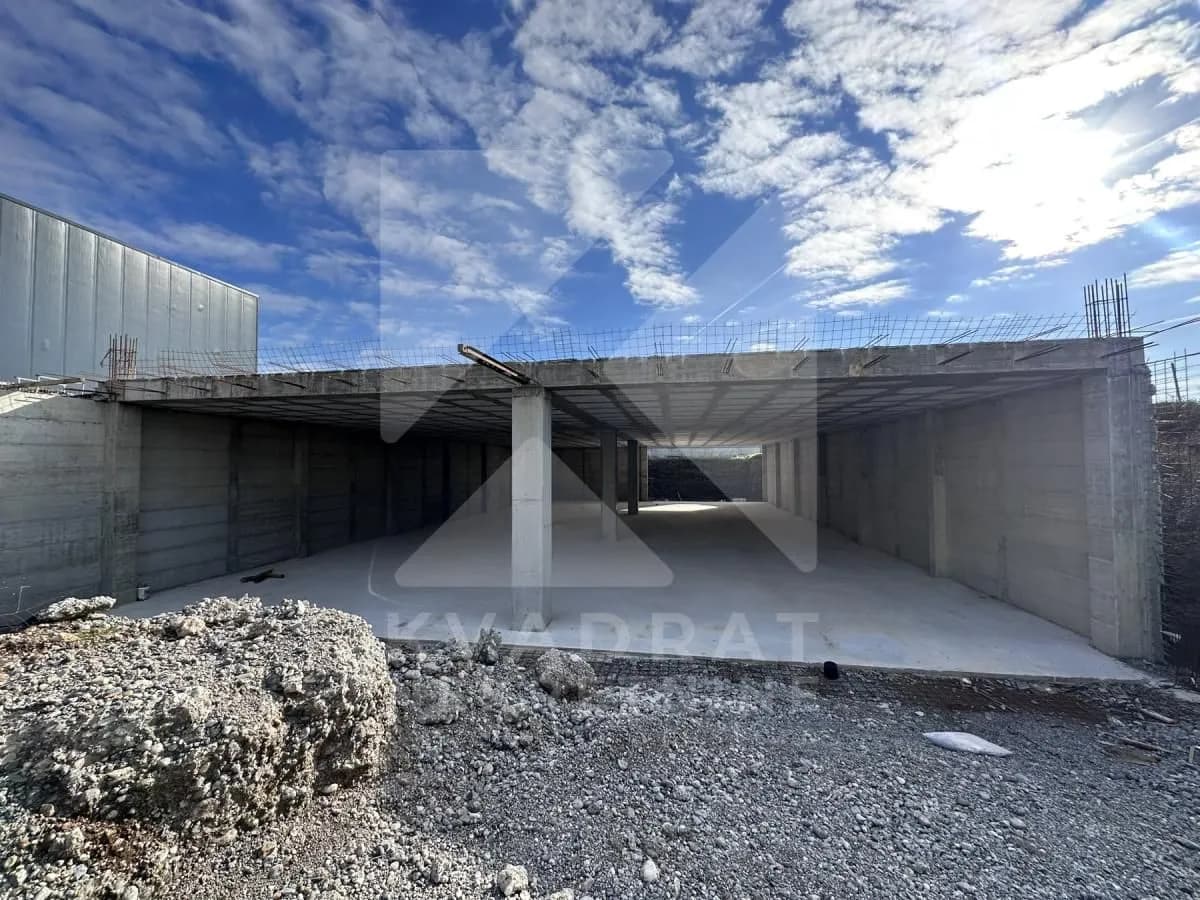 Izdavanje, poslovni prostor, 900m², Kuće Rakića, Podgorica