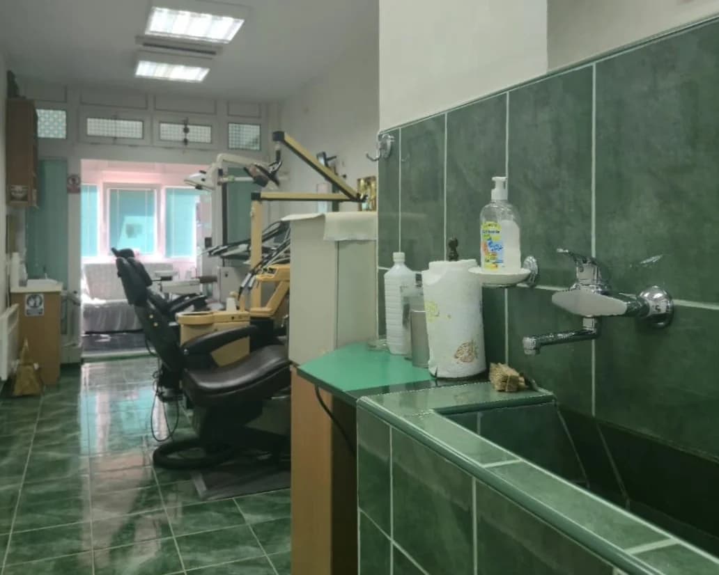 IZDAVANJE – Potpuno opremljena stomatološka ordinacija (24m2), Nikšić, Stara Varoš – 600€