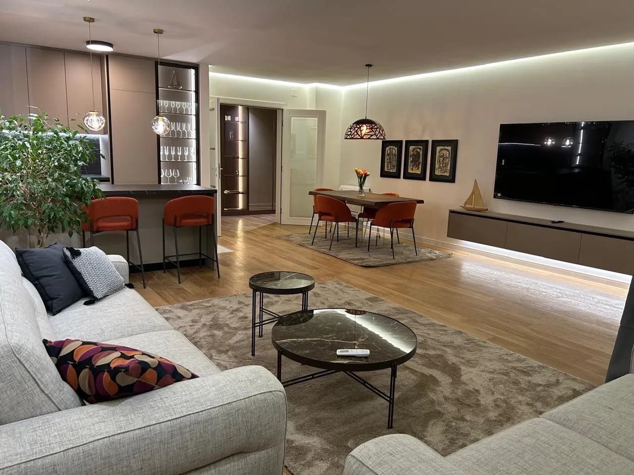 Izdavanje, trosoban stan, 108m², Central Point, Podgorica