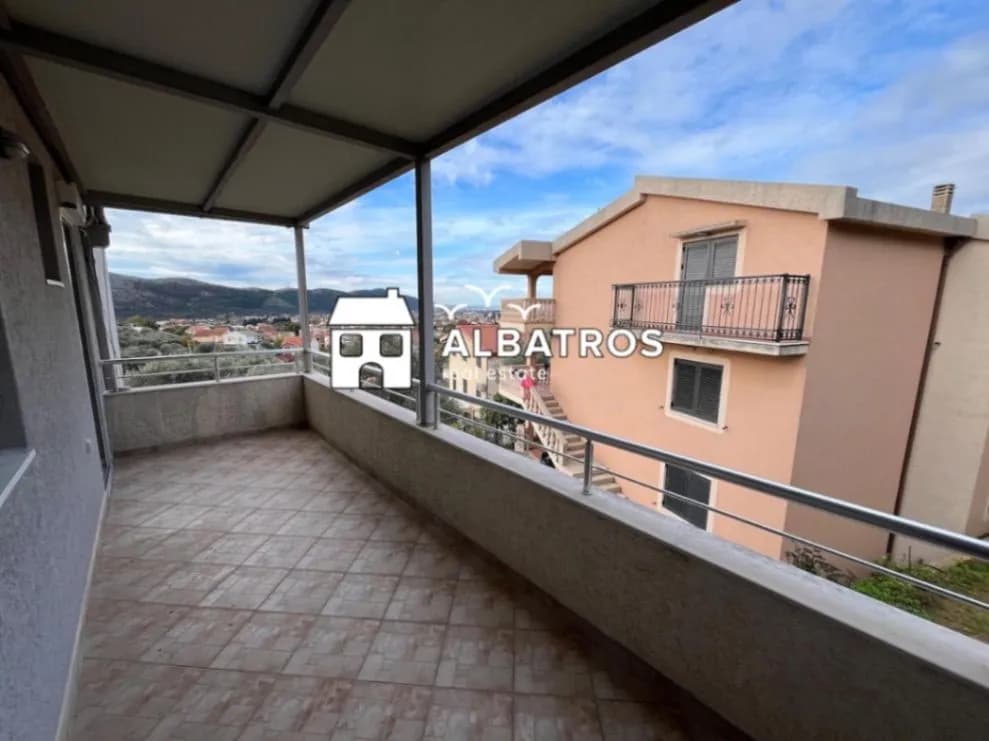 Izdavanje, trosoban stan, 135m², Tomba, Bar