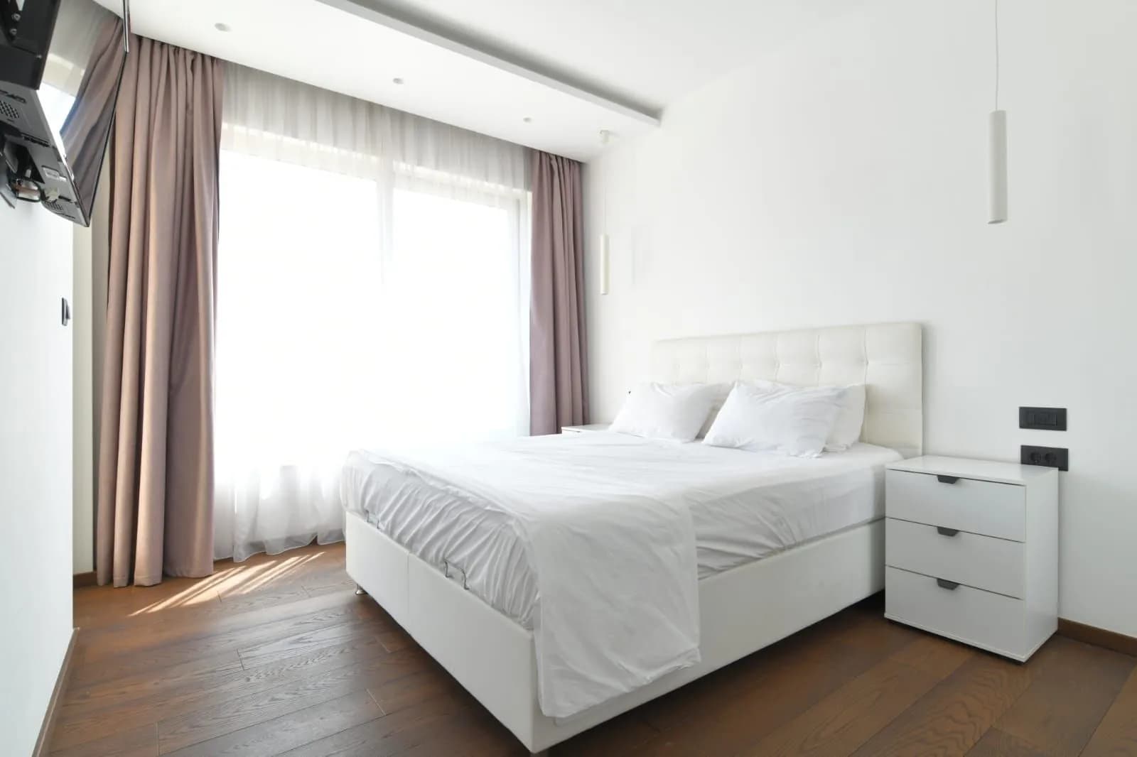 Izdavanje, trosoban stan, 145m², Centar, Budva