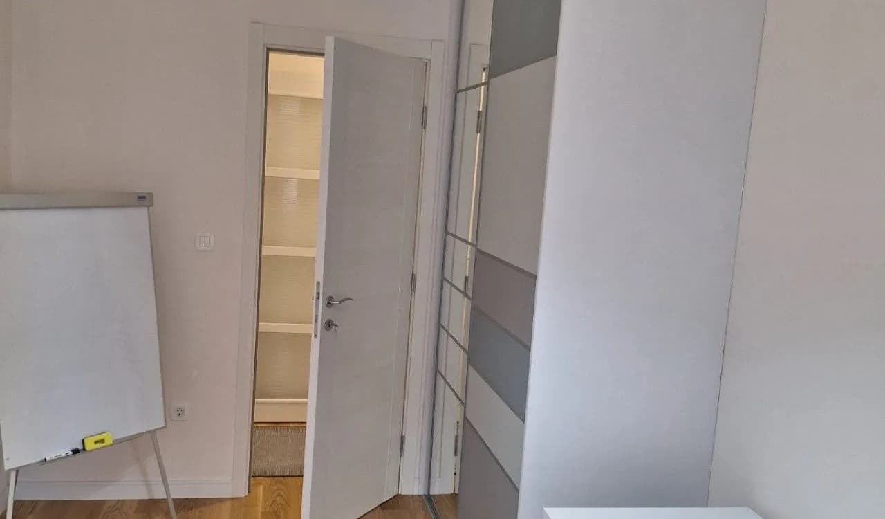 Izdavanje, trosoban stan, 94m², Central Point, Podgorica