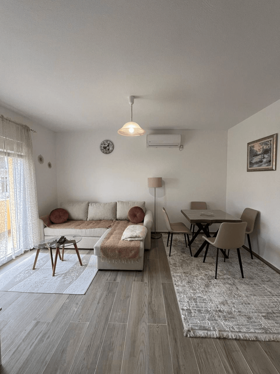 Jednosoban stan sa dvije terase. Prostran i suncan.