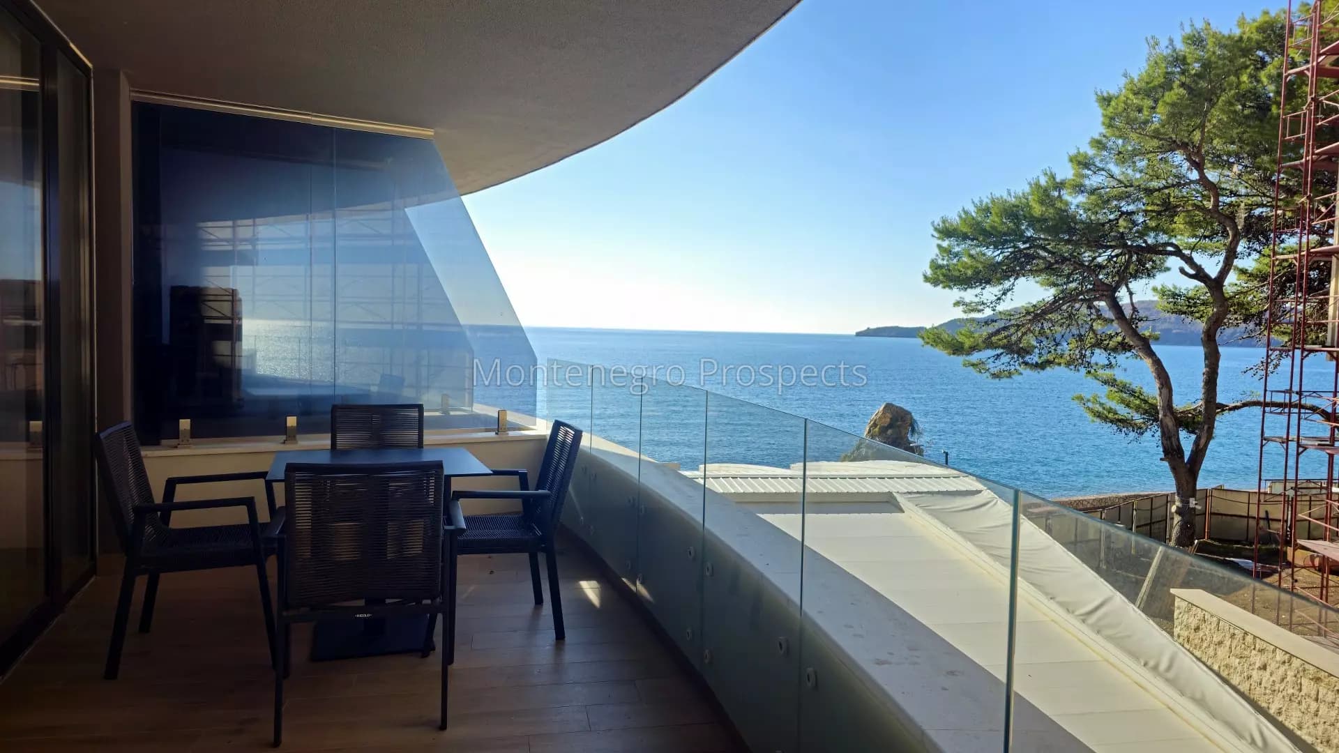 Jednosoban stan u novoj zgradi na prvoj liniji do mora, Rafailovići