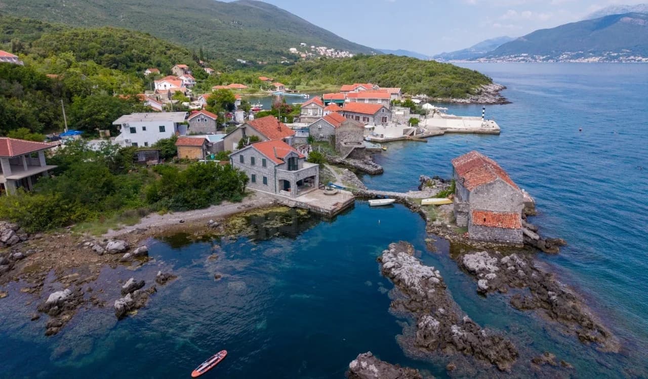 Kamena kuća na prvoj liniji mora sa privatnim pontonom u Bjelilima