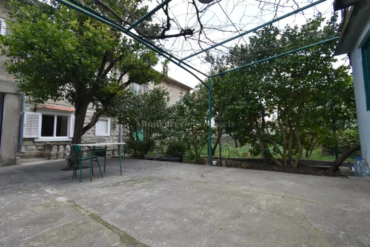 Kamena vila na I liniji sa velikim placem, Kotor