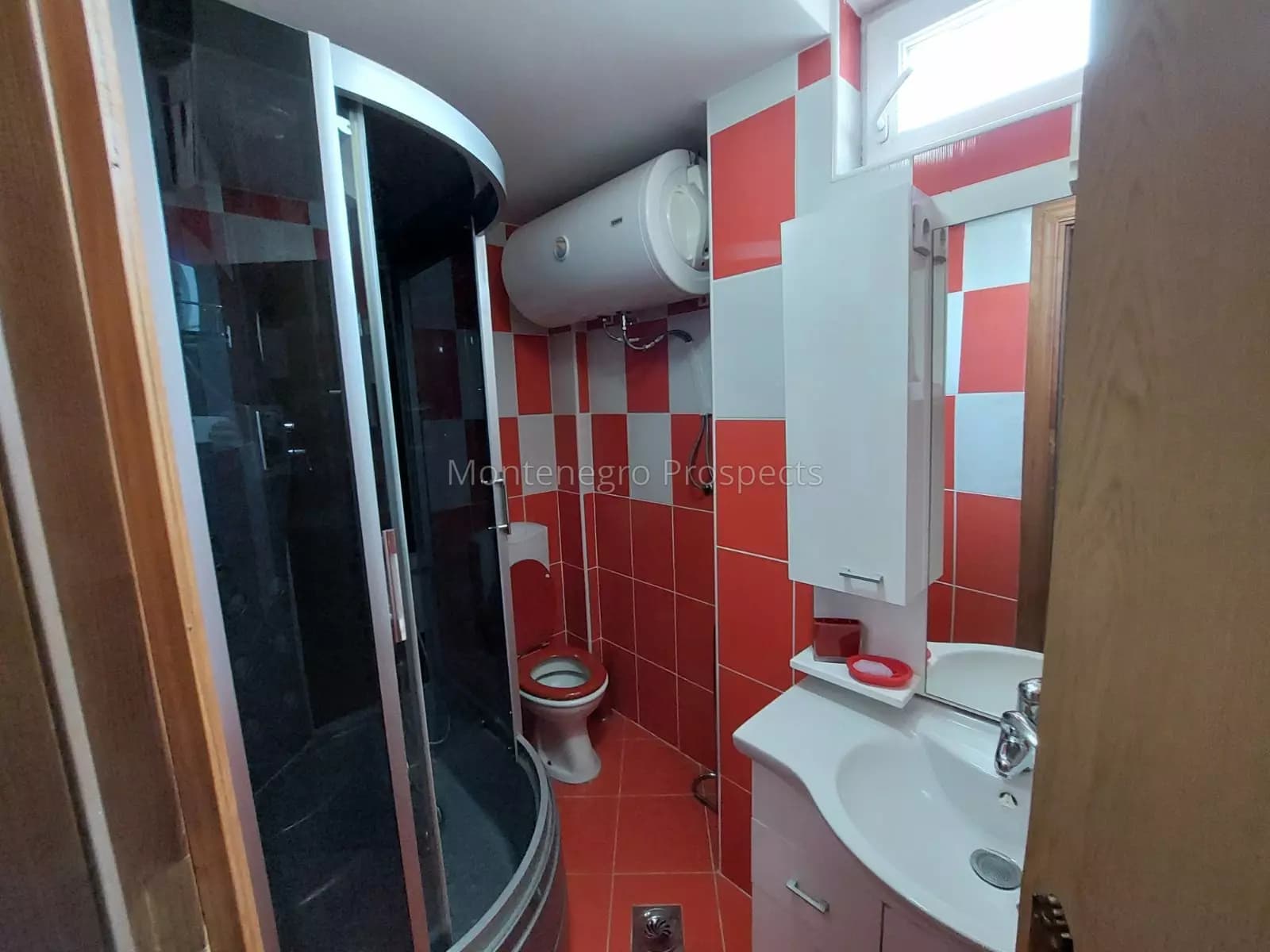 Komforna porodična kuća na odličnoj lokaciji u Nikšiću