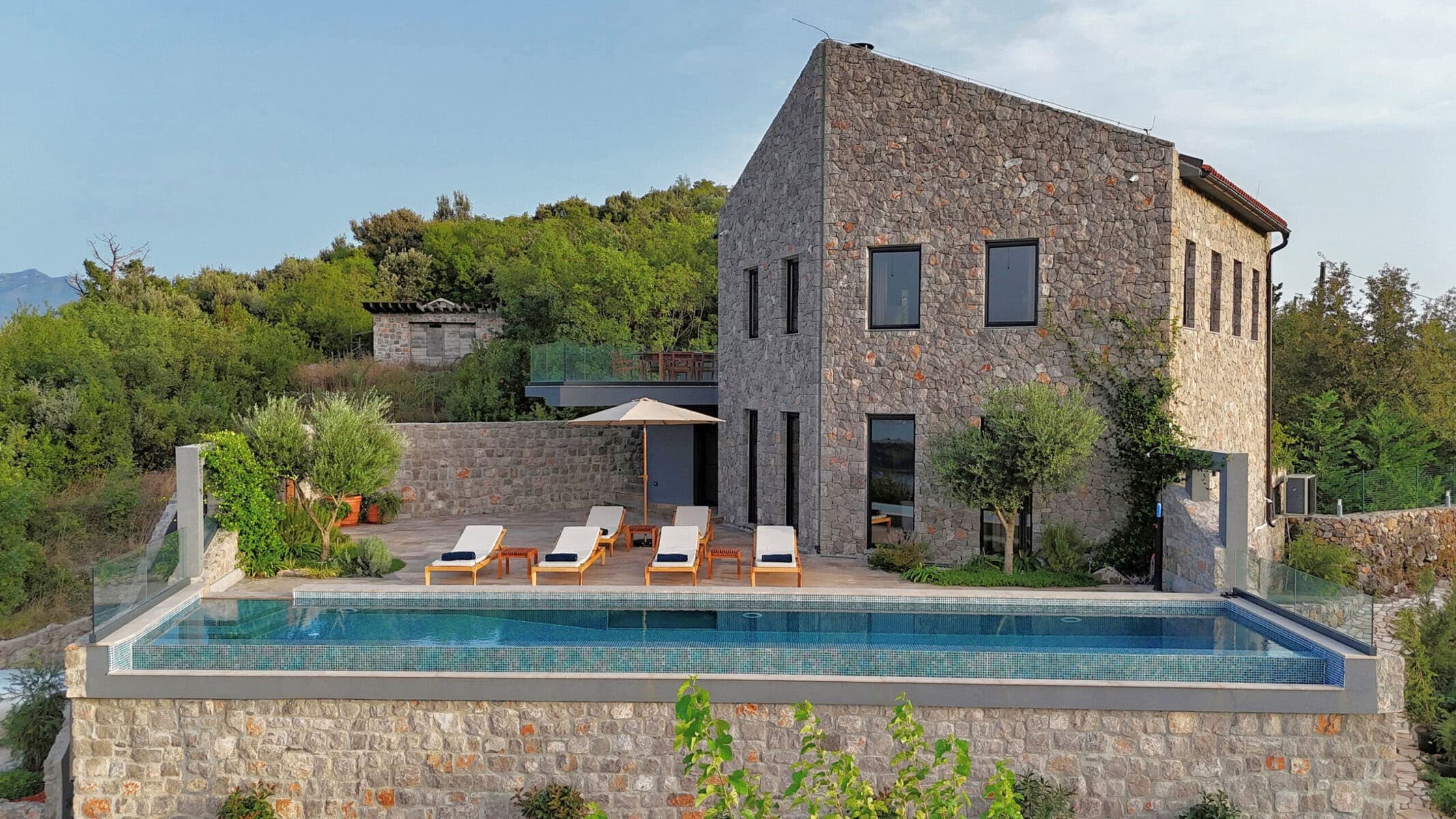 Kompleks kamenih vila za rentu, Meštrovići, Tivat