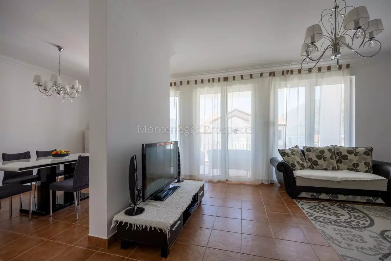 Kuća u Ljuti, sa tri stana i bazenom