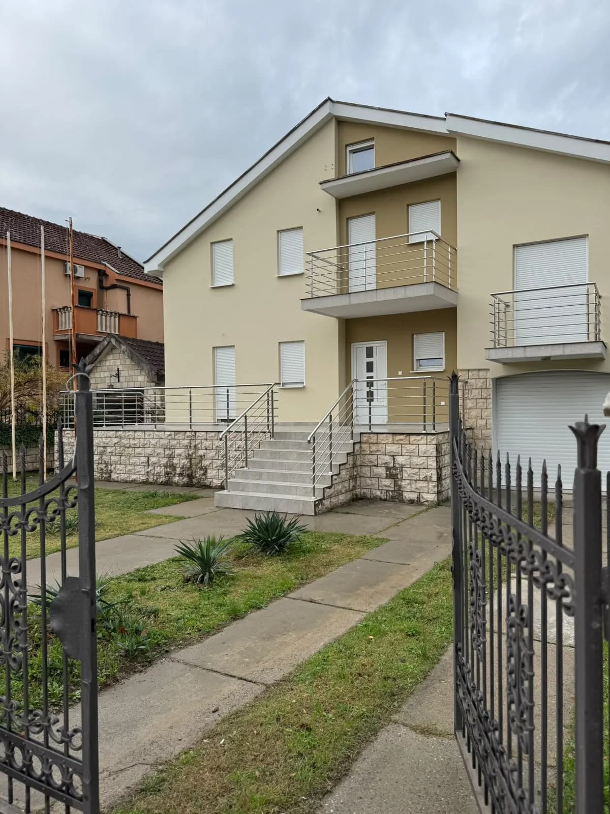Дом в Стари Аэродром, Подгорица, 500 м2