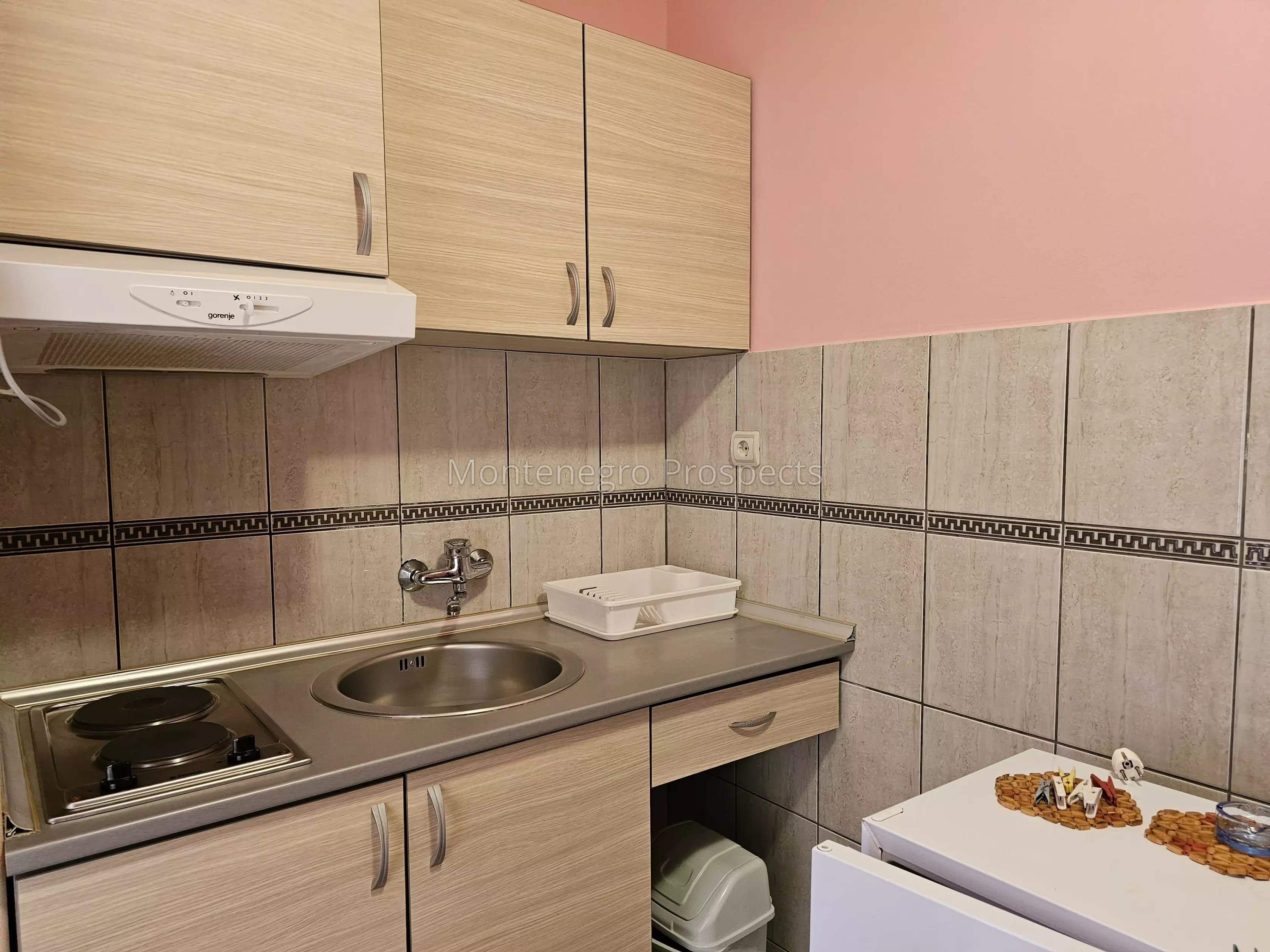Kuća sa 10 apartmana 200m od mora, Buljarica