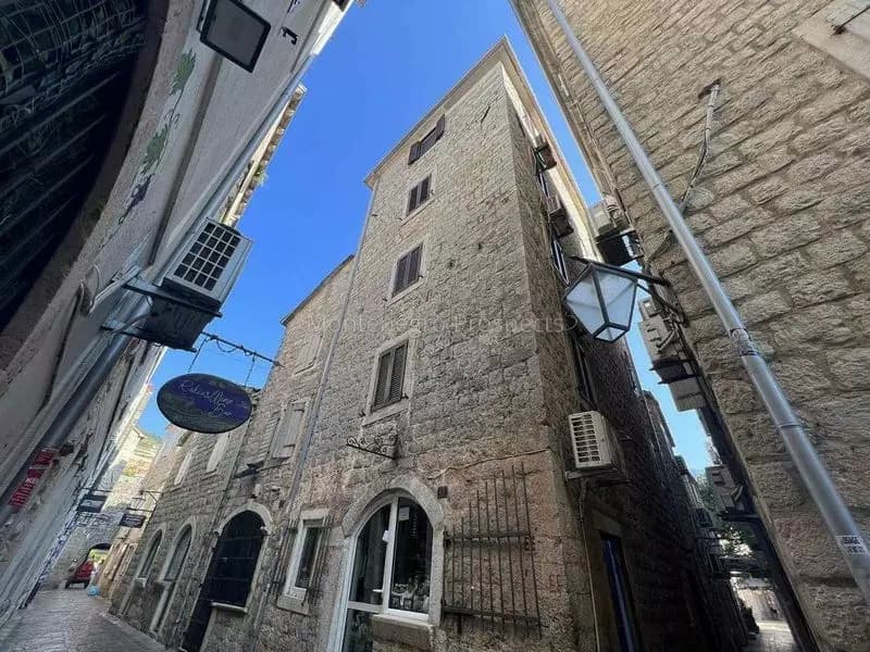 Kuća sa četiri stana i poslovnim prostorom u Starom gradu Budve