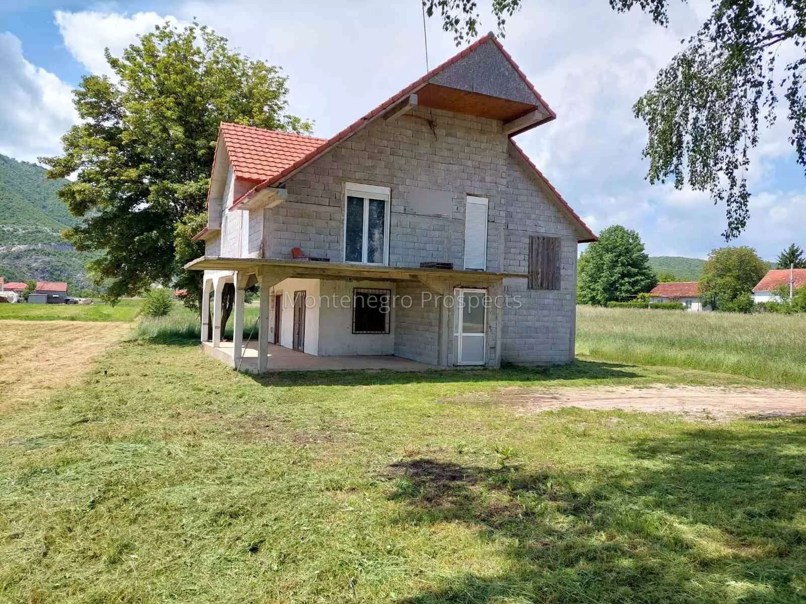 Kuća sa prostranim placem u mirnom dijelu Nikšića