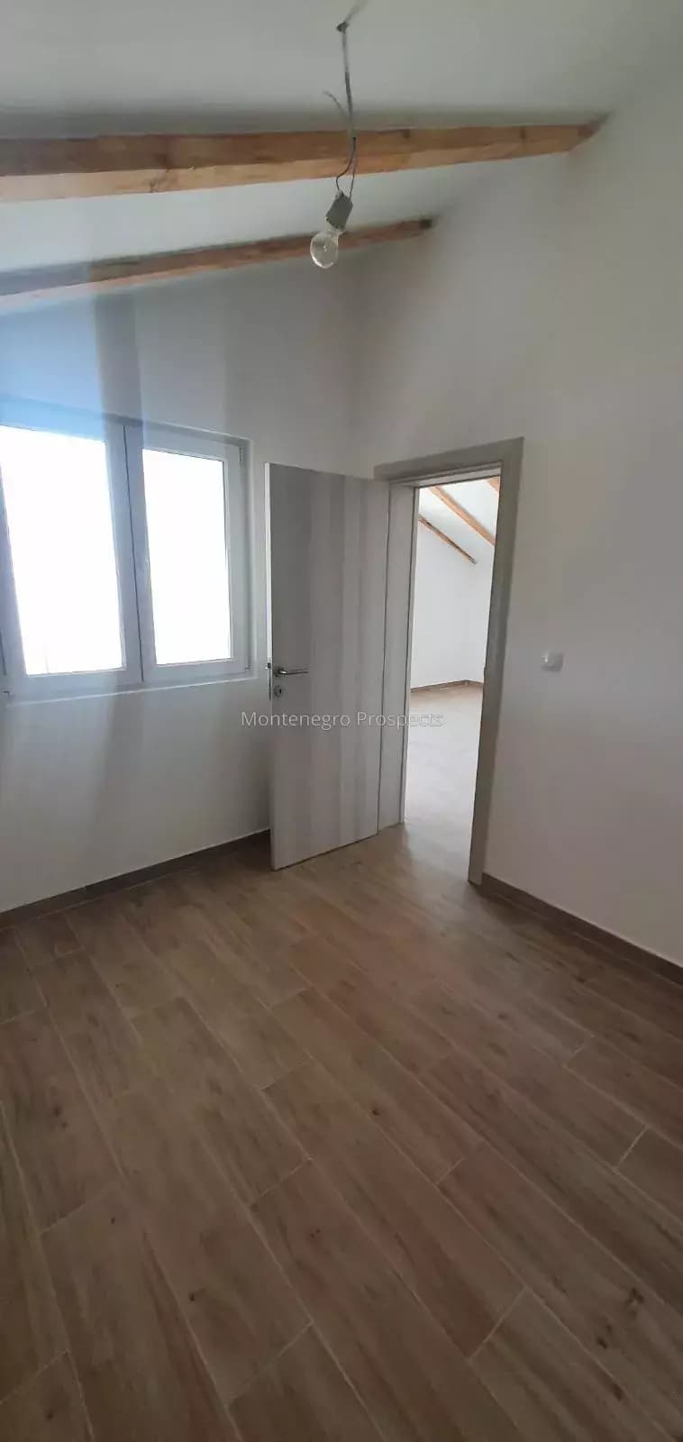 Kuća sa tri stana - apartmana, 50m iznad magistrale Utjeha