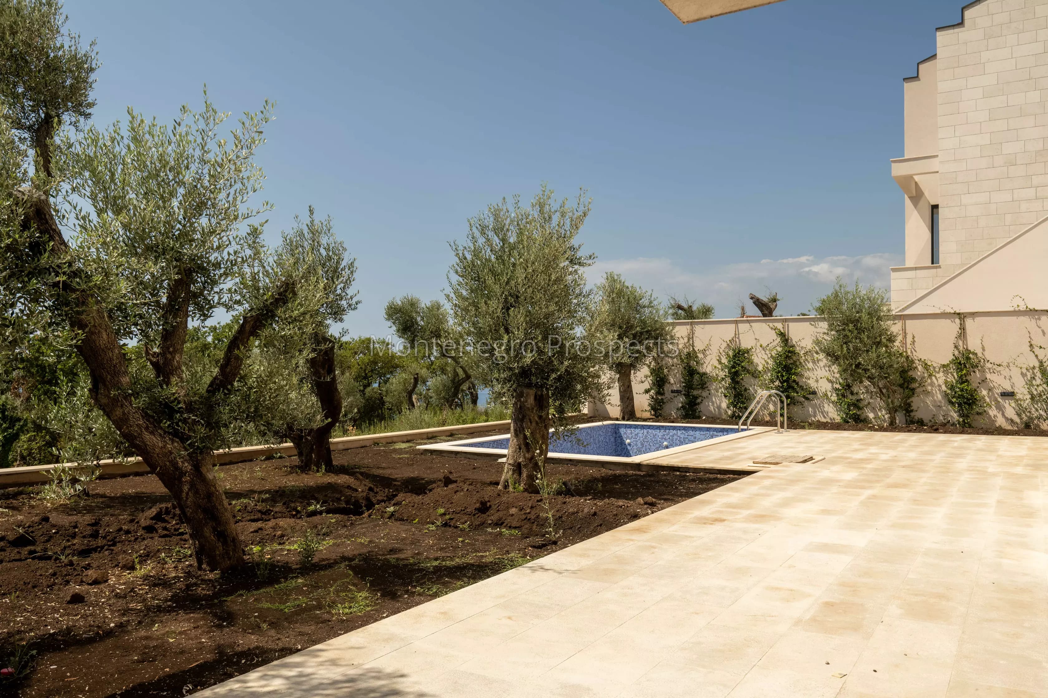 Kuća u nizu sa bazenom i panoramskim pogledom na more na Budvanskoj rivijeri, Reževići