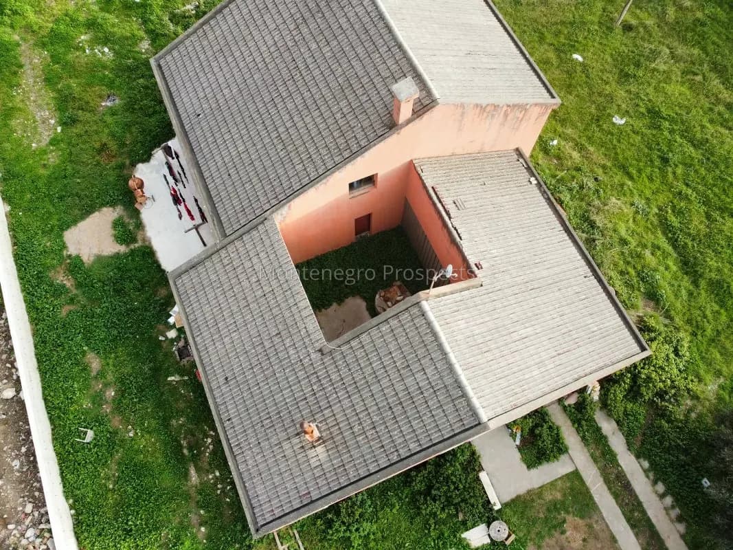 Kuća za renovaciju u Starom Baru sa velikom parcelom