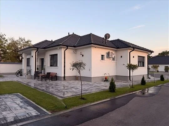 Luksuzna porodicna kuca sa poslovnim prostorom-na rate
