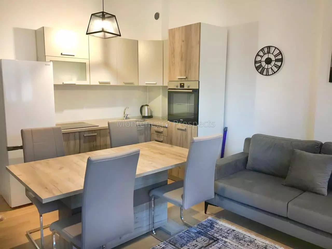 Moderan dvosoban stan u centru Bara