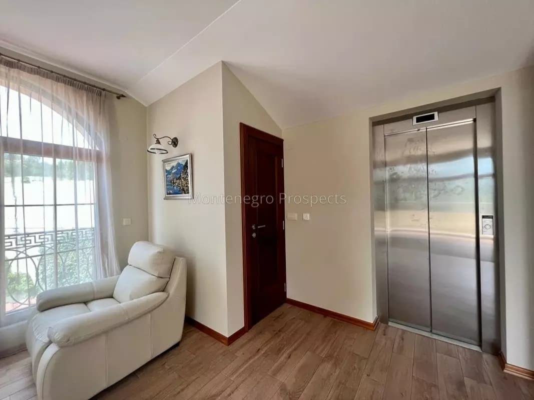 Moderna luksuzna vila sa predivnim pogledom na more, Reževići