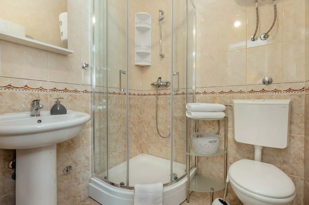 Moderna vila udaljena 20 metara od mora, Markov Rt, Kotor