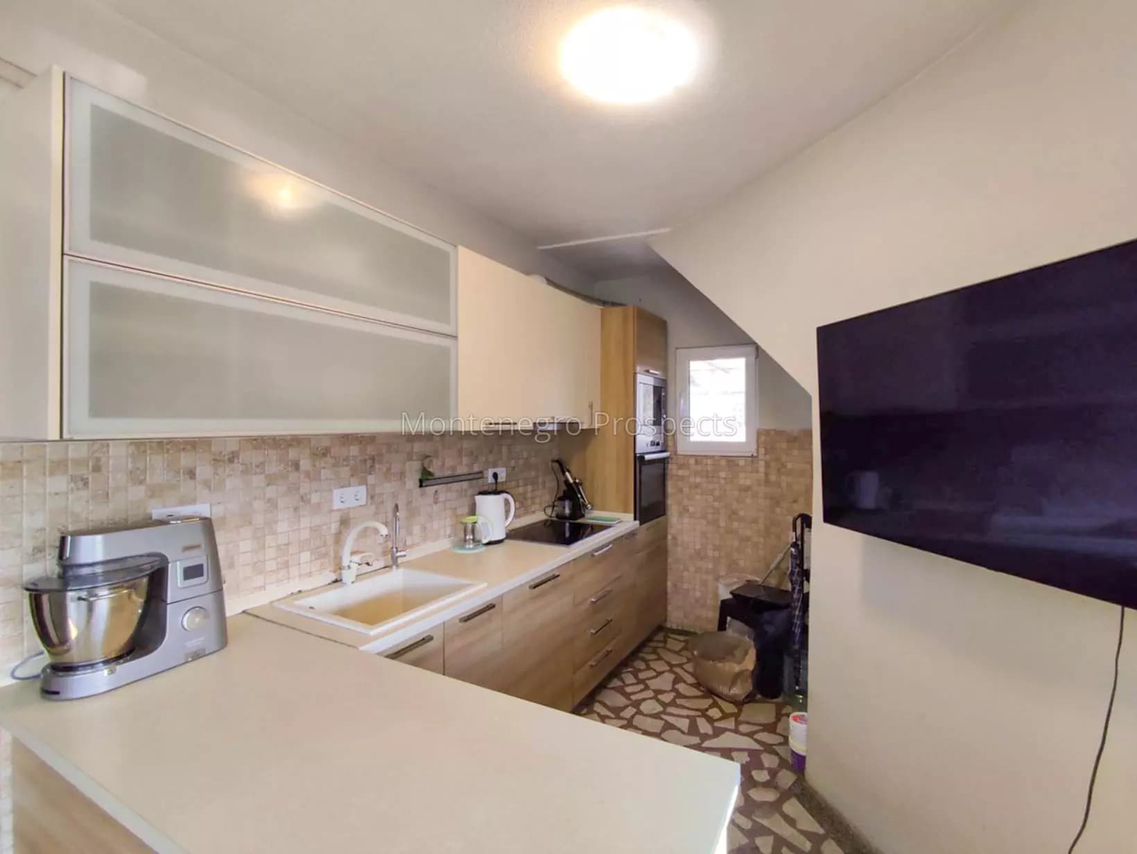 Na prodaju kuća u Sutomoru, 300m do supermarketa Voli