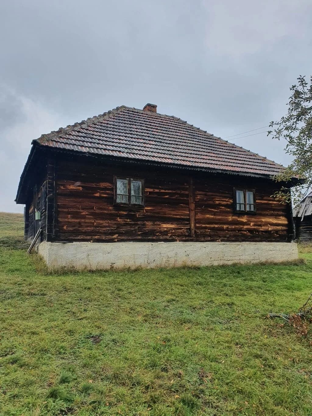 Na prodaju plac 40 ari sa starom Chalet kucom na Zlatiboru