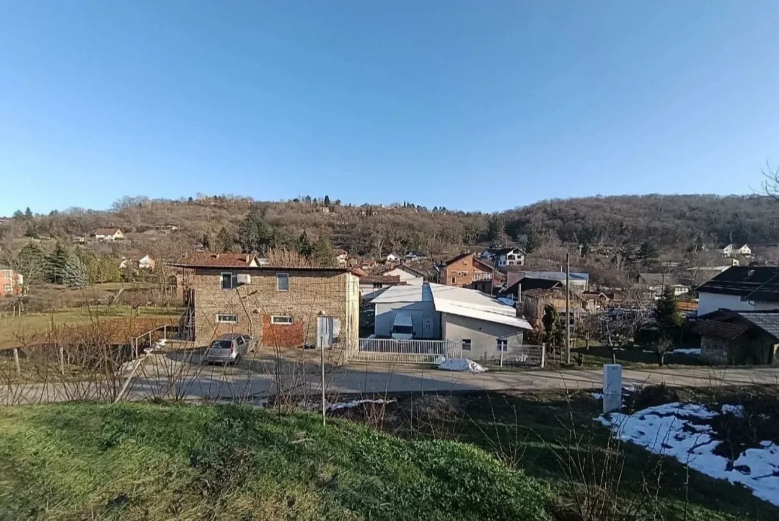 Na prodaju stambeno-poslovni objekat (kuca,hala)