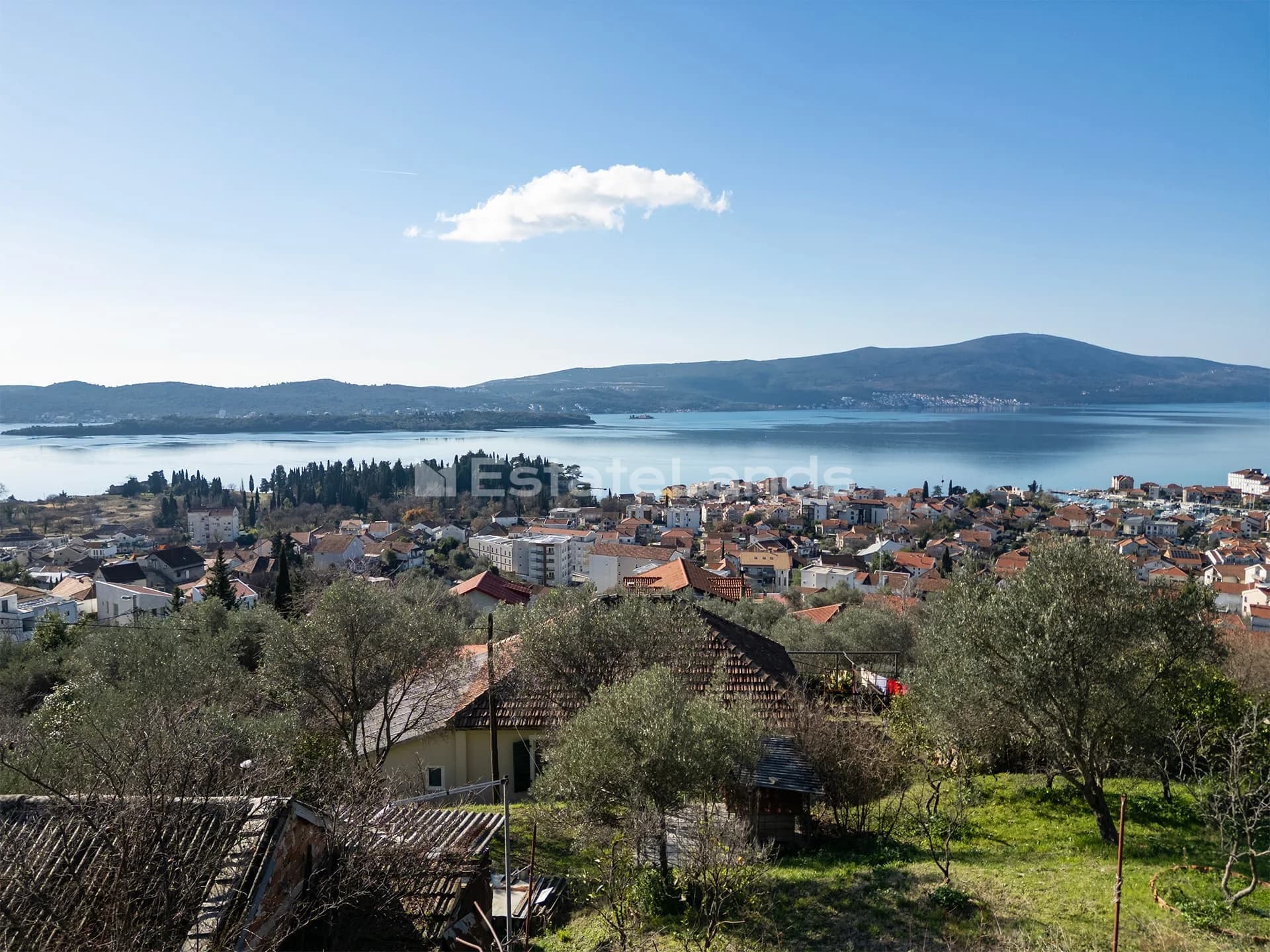 Na prodaju: Urbanizovana parcela sa panoramskim pogledom na grad i zaliv