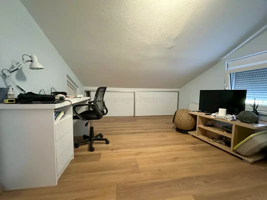 Neobična kuća sa voćnjakom, Polje, Bar