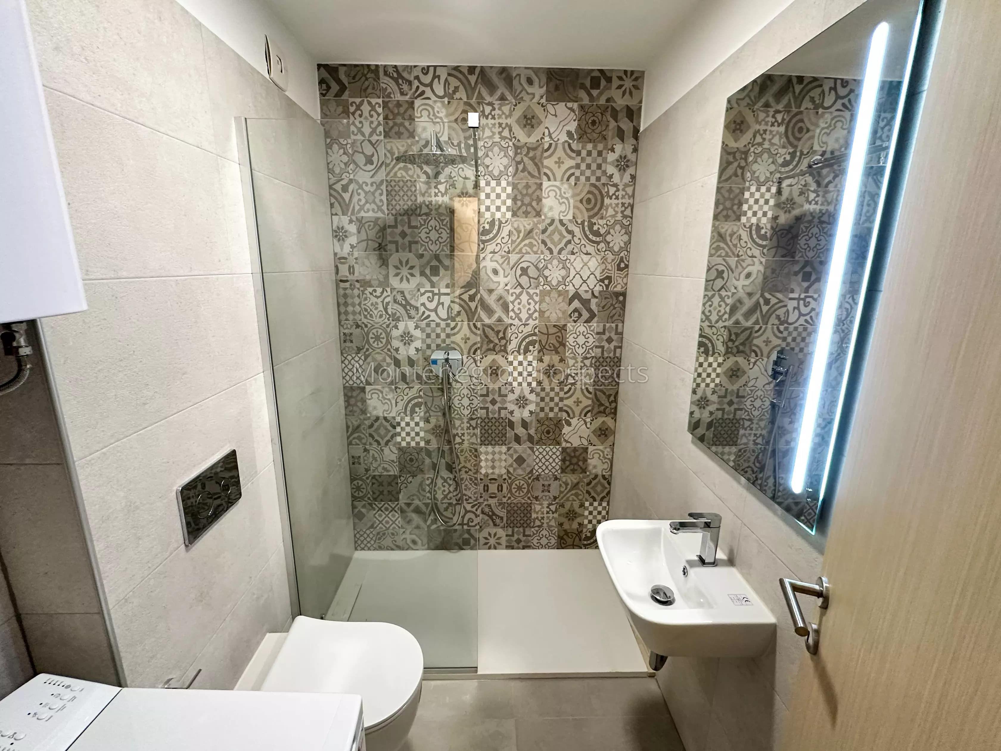 Nov jednosoban stan sa parkingom i pogledom na more, Dobrota – Kotor