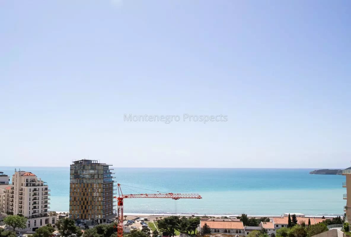 Opremljen stan sa tri spavaće sobe i pogledom na more u Bečićima