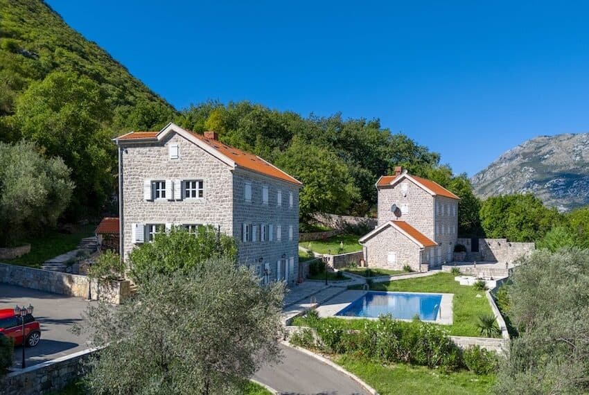 Palazzo Jerovitsa – Historic Stone Estate with Panoramic Bay Views